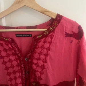 Gudrun Sjödén klänning/tunika  - Storlek S. Men passar nog även M.  Fint skick.  Lätt och luftigt material - perfekt till sommaren 🌺🌸 Frakt tillkommer 