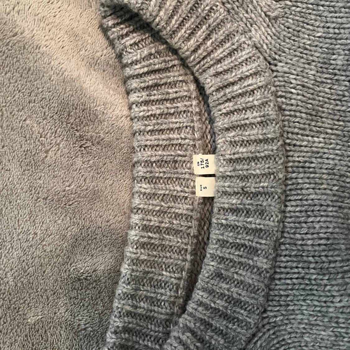 Grå stickad ulltröja - 91