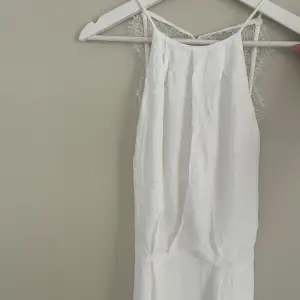Säljer en vit Samsoe Samsoe miniklänning med spetsdetaljer i ryggen i st XS. Klänning är använd ett fåtal gånger och är i mycket gott skick. Den passa perfekt som skolavslutningen/studnet klänning. 