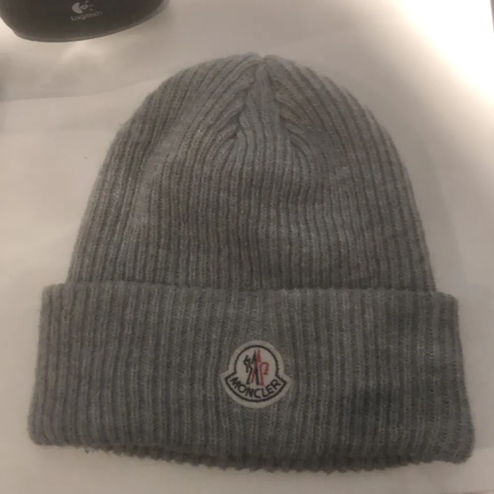 Moncler mössa inte särskilt ny men har knappt använt den ganska säker på att den är äkta då QR koden funkar. Accessoarer.