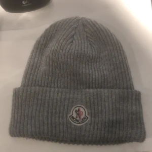 Moncler mössa - Moncler mössa inte särskilt ny men har knappt använt den ganska säker på att den är äkta då QR koden funkar