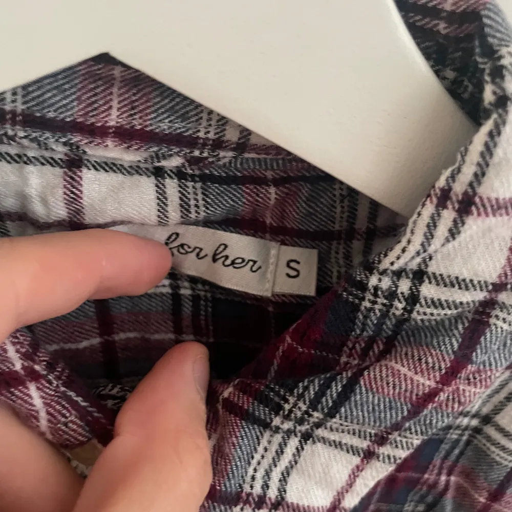 Säljer en flanellskjorta som aldrig används längre, köpt på Ullared 2022. Storlek S i den men är lite kort i ärmarna. Skjortor.