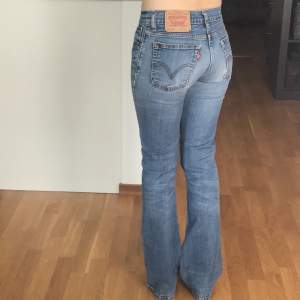 Snygga vintage Levis lågmidjade jeans med utsvängda ben, W27 L32. Så smickrande passform 💎