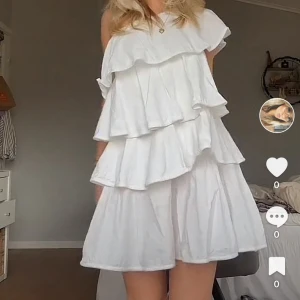 Sommarklänning  - Drömmigaste sommarklänningen som passar till allt! Aldrig använd!!❤️