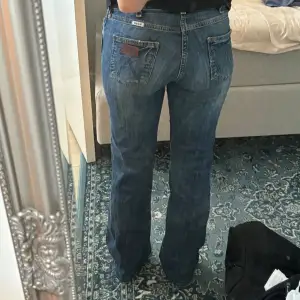 Så snygga lågmidjade bootcut jeans från Wrangler. Jättebra skick. Passar perfekt på mig som är ca 166 cm lång. Midjemåttet är 38 cm!❤️