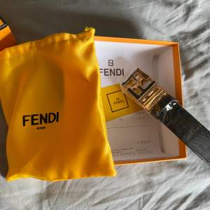 Väldigt fin Fendi bälte unisex, guldig metall som gör det extra snyggt!!
