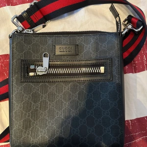 Gucci Messenger bag - Säljer denna väska då jag har längre inte har behov utav den. Väskan köptes från Farfetch. Kvitto finns vid intresse. Priset är inte hugget i sten men inga skambud tack!