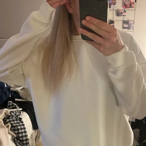 Beige college tröja  - Säljer denna beige college tröjan som jag köpte på Nelly, helt oanvänd och säljs pga det💞 Vid frågor eller andra funderingar hör av dig!