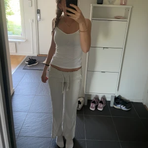 Roxy Linnebyxor - Nu säljer jag dem populära linnebyxorna från Roxy. Dem har tyvärr blivit för korta för mig och därför säljer jag dem. Dem är i fint skick och har inga defekter. Skriv innan du trycker på köp!!