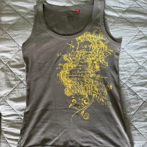 Coolt linne - Jättecoolt linne, säljer bara då det inte riktigt är min stil längre. Står XL, men skulle säga typ S-L beroende på hur man vill att den ska sitta, materialet är stretchigt! ❣️❣️❣️