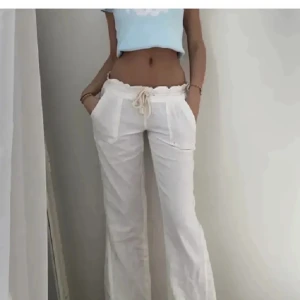 Roxy liknande linnebyxor  - Roxy liknande linnebyxor! Inte roxy!, vid stor efterfrågan kan de bli bugvigning, frakten betalar köparen för 🫶🏼 för att köpa direkt 200+frakt. Jag är 160 cm, sista bilden ser ni en defekt, går säkert att tvätta bort 🫶🏼