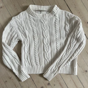 Vit stickad tröja  - Vit stickad tröja från MONKI. Fint skick! 
