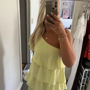 Gul volangklänning - Säljer denna superfina sommarklänning från zara då den är för kort för mig som är 174cm lång.Stretchigt material men skulle säga att den är ganska liten i storleken