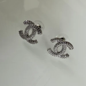CC örhängen  - Snygga glittrande 💖 örhängen passar perfekt till alla tillfällen! ger en unik och stilfull touch. De cirkulära detaljerna lägger till en modern dimension till dessa eleganta örhängen 