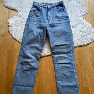 En snygg jeans byxa i bra skick, använd fåtal gånger. Storlek 34/36. Byxan är ifrån levi’s.