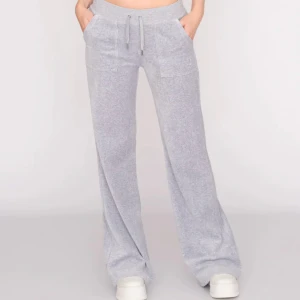 Juicy byxor - Säljer dessa gråa juicy byxor då jag ej får någon användning utav dom. Är 161 cm lång och lämgden är perfekt på mig. Pris kan diskuteras 💗