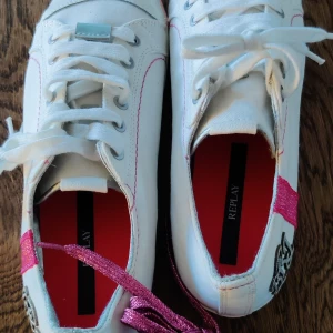 Replay skor - Säljes ett par nya Replay sportsko splitter nya.De er gjorda  i en blandning av tyg/skin material.Snygga och fina .... 