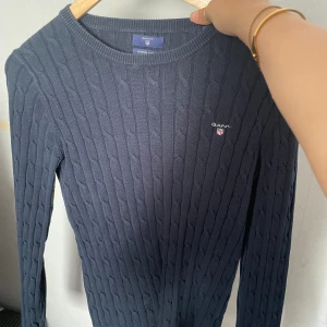 Gant tröja  - Jättefin gant tröja i bra skick knappt använd! Den är superfin i verkligheten men orkar inte ta bra bilder och tror som flesta redan vet hur dom sitter osv hahaha 