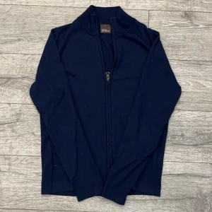 Oscar jacobsson merinoull halfzip - Oscar Jacobsson helzip 100% Merinoull | Storlek S | Skick 9/10 inga defekter | Material = 100% Merinoull | Nypris = 2099kr, mitt pris: 899kr | Hör gärna av dig vid fler frågor! 😊