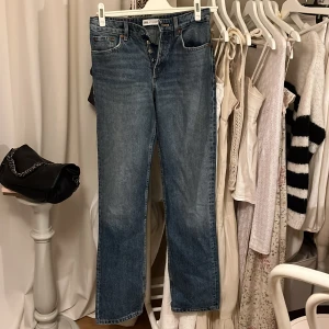 Zara midwaist straight jeans - Säljer dessa super fina zara mid waist straight jeans då det är alldeles för stora för mig! Fint skick. Skriv för fler bilder❤️🙌🏻