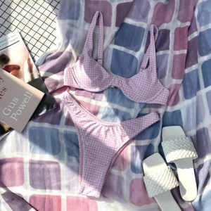 Söt bikini  - Söt rutig bikini 👙💕🌸🌷🎀🩷 storlek M men skulle säga mer som S