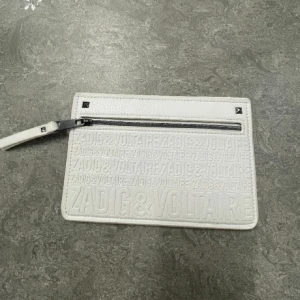 Zadig&voltarie - Jättesnygg zadig plånbok som är helt som ny! För fler frågor så är det bara att skriva❤️ OBS! Köparen står alltid för frakten❤️