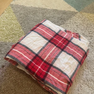 Pyjamas byxor - Fina stretchiga pyjamas byxor. Röd/vita randiga pyjamas byxor med en mörk blå rosett💕