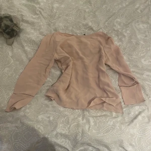 blus från massimo dutti  - supersöt, är i bra skick men den är väl använd. 