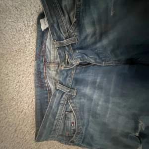 jätte lågmidjade jeans från hilfiger🥰 slittar längsner as snygga