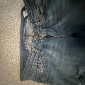jätte lågmidjade jeans från hilfiger🥰 slittar längsner as snygga