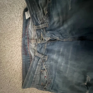 coola jeans - jätte lågmidjade jeans från hilfiger🥰 slittar längsner as snygga