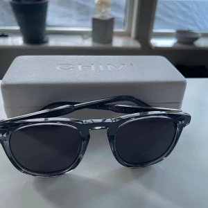 Chimis 01 - Jag vill sälja dessa Chimis då dem aldrig kommit till användning! Dem är i helt nytt skick då dem nästan aldrig har använts. Glasögon boxen ingår vid köp!