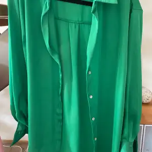 Grön satinskjorta från Zara strl. S.