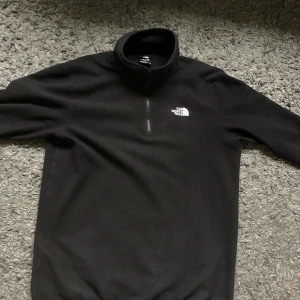 The North Face tröja  - The North Face quarter zip. Säljer eftersom jag inte använder längre. Tröjan är mycket skön och ganska varm på vintern. Tröjan är i 8/10 skick. 