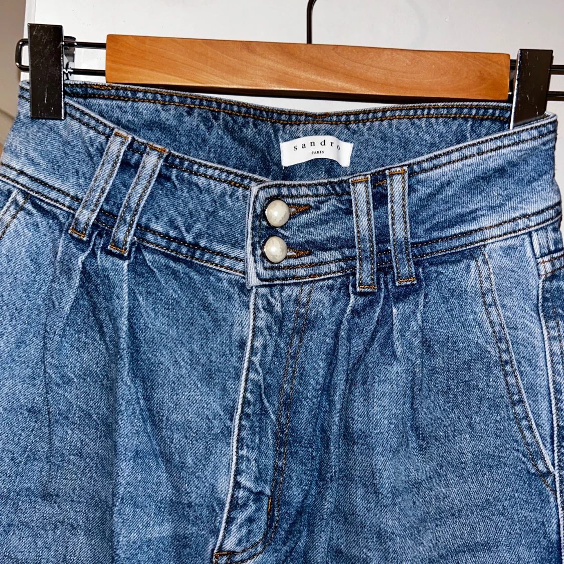 Jeans med pärlknappar