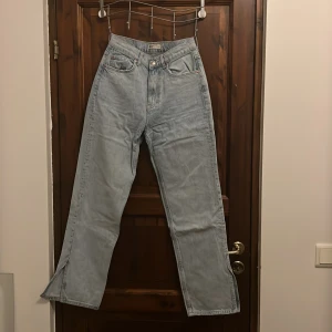 Jeans - De är i ny skick, använda ca 2 gånger. De har bootcut på benen och man får en riktigt snygg form i de. Färgen syns inte så bra på bilden men de är ljusblåa och kan eventuellt skicka bättre bilder om det skulle behövas. 