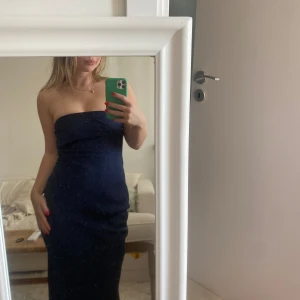 Satinklänning - Super fin klänning från asos som går till över ankeln. Aldrig använd endast provad men ingen prislapp kvar.