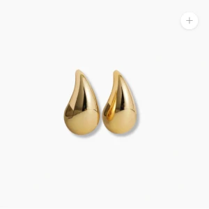 Water drop earing - Ett par fina water drop örhängen köpta ifrån luxe living, dem kom hem till mig men var inte riktigt min stil, endast testade. (Rengörs innan de postas)All information om dem står på bild 2. Ordinarie pris ligger på 349kr. Hör av er för egna bilder!💞🌸