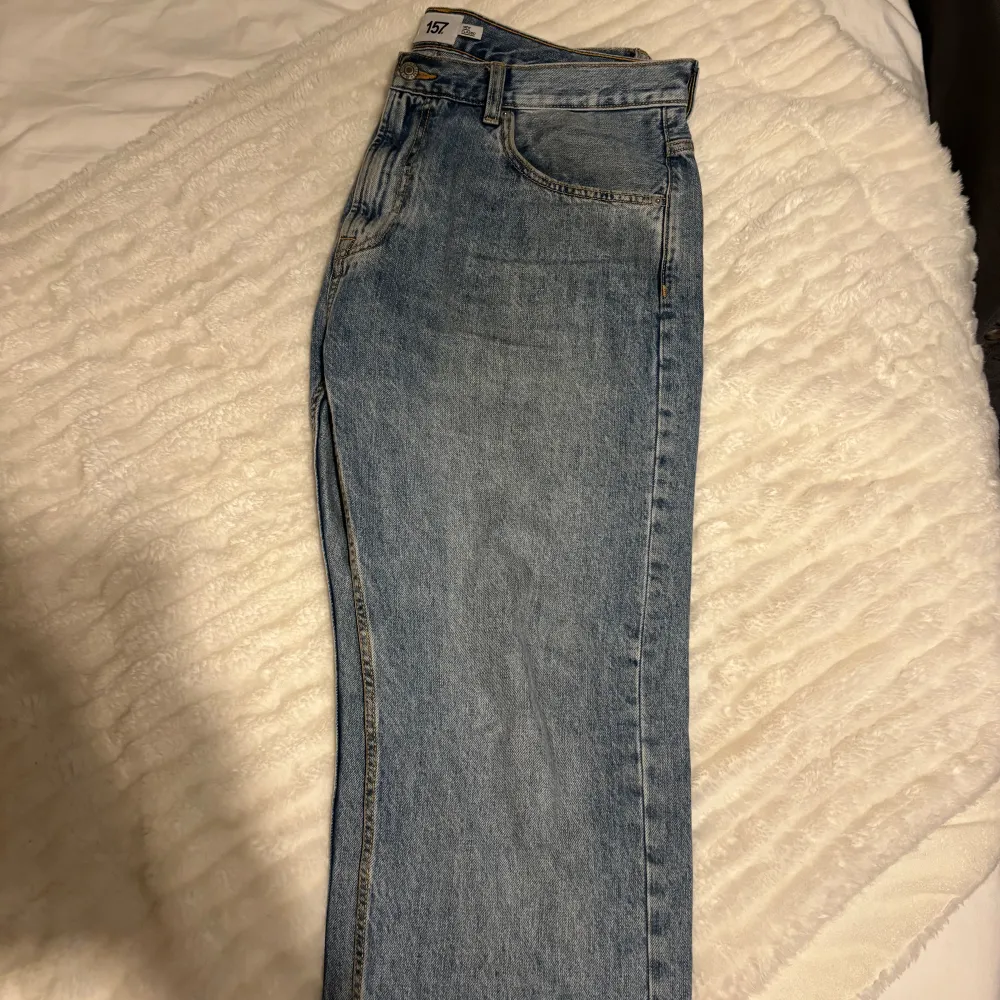 Tjenare, här säljer jag mina blå jeans som är använda ett fåtal gånger. Skulle uppskatta att den används runt 6 gånger innan jag insåg att den var något för stor i midjan för mig. Undrar du något så tveka inte att höra av dig! Fraktar snabbt!. Jeans & Byxor.