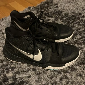 Kyrie 3 black ice - 7/10 Har bra grepp och väldigt bra skick, lite använda bara. Men annars skitbra och har mycket liv kvar i sig.