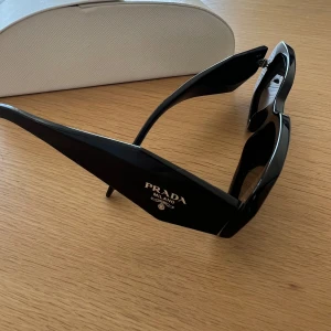Prada solglasögon PR 17WS 1AB5S0 - Superfina solglasögon från Prada. Köpta från Mr Spex. Kartong som är helt intakt medföljer, så även fodral som tyvärr fått sig fläckar men inget som skadar själva solglasögonen.  Kvitto finns.