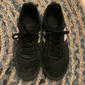 New balance - Storleken stämmer inte, min sko storlek är 42,5 och dom sitter perfekt på mig, original pris kanske 900kr 