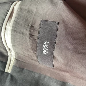 Hugo Boss kavaj  - Tja försöker sälja min Hugo boss kavaj, använd ca 5 gånger storlek ungefär 50-56 lite oklart men sen lite slitage på innertyget men inget som ser utvändigt. Hör av er om frågor är öppen för trade mot klockor oxå priset går absolut att ta ner  