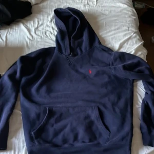 Ralph lauren hoodie - Säljer denna sjukt fina Ralph lauren hoodie, hoodie är i riktigt bra skick och är i en väldigt fin färg, tröjan är väldigt sparsamt använd och ser fortfarande ny ut Skick:9/10 Nypris: 2000kr