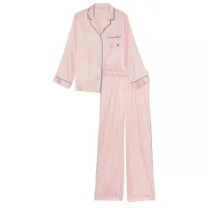Säljer ”satin long pajama set” från Victoria’s Secret i färgen pink iconic💖🪽Den har används några gånger och har ett hål vid ena ärmen och små defekter på byxan! Inget som syns tydligt men kan skicka bild vid intresse!