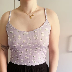 Gullig Topp - Denna gulliga topp är köpt i storlek L men kan passa som ett fint basplagg till S/M skulle jag säga. Supergullig färg och strechigt material!