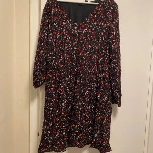 Blommig klänning - Endast provad så lapparna sitter kvar. 