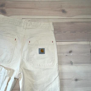 Carhartt byxor - Carharrt byxor i cremefärg, använda fåtal gånger