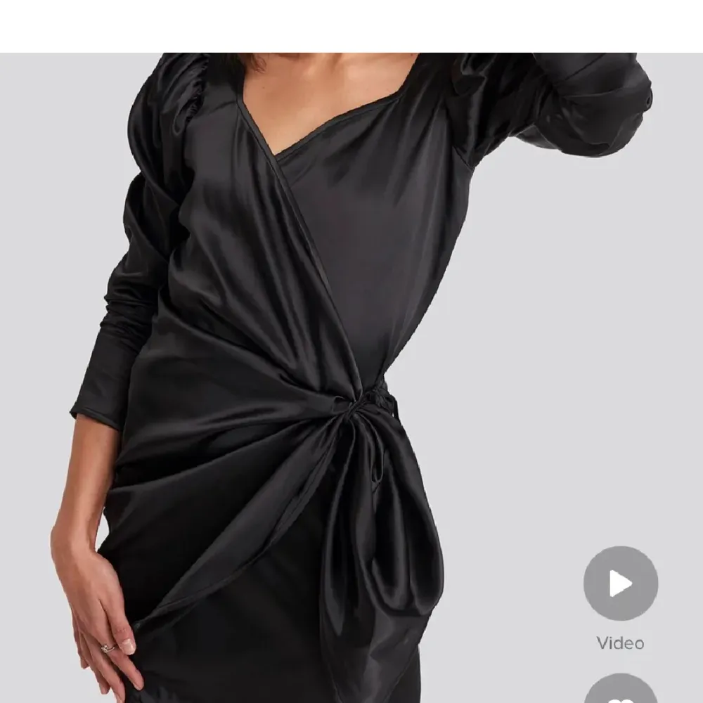 En svart satin klänning som är använd en gång. . Klänningar.