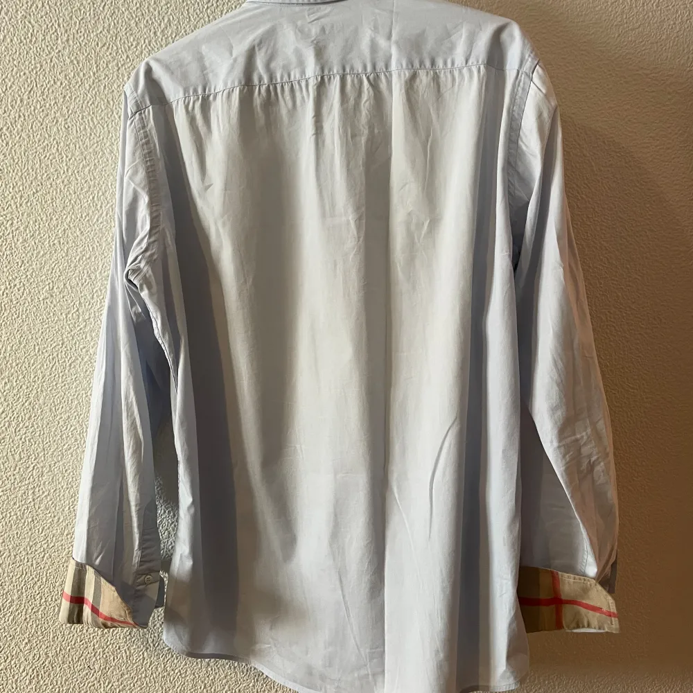  Burberry skjorta  Size L  8/10 (blivit lite missfärgad under armarna) Pris 899 Vid frågor och funderingar är det bara höra sig🙌 . Skjortor.